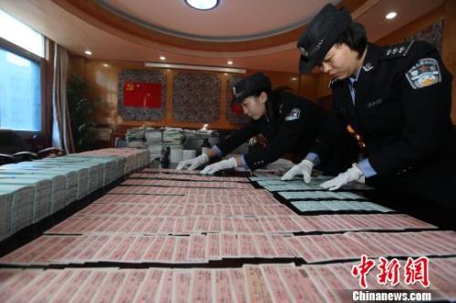 資料圖：警方正在清點假火車票以及單據等。 胡金力 攝