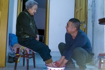 只要在家，崔金鎖就會堅持每天給母親洗腳 （譚永良 攝）