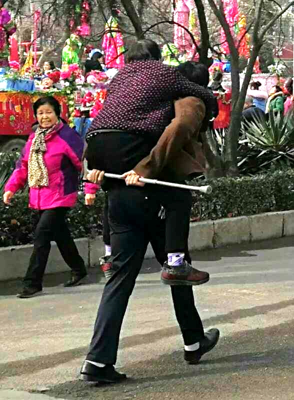 一張照片感動一座城 五旬孝子背母看社火成“網紅”
