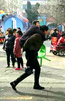 一張照片感動一座城 五旬孝子背母看社火成“網紅”