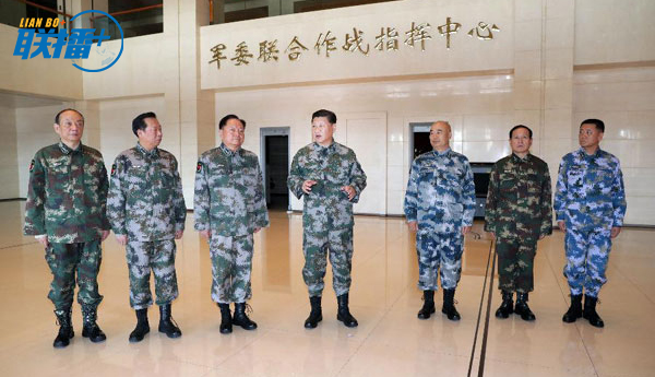 11月3日，中共中央總書記、國家主席、中央軍委主席、軍委聯指總指揮習近平視察軍委聯合作戰指揮中心，表明新一屆軍委貫徹落實黨的十九大精神、推動全軍各項工作向能打仗、打勝仗聚焦的鮮明態度。這是習近平帶領軍委一班人研究軍委聯指中心建設情況。新華社記者 李剛 攝