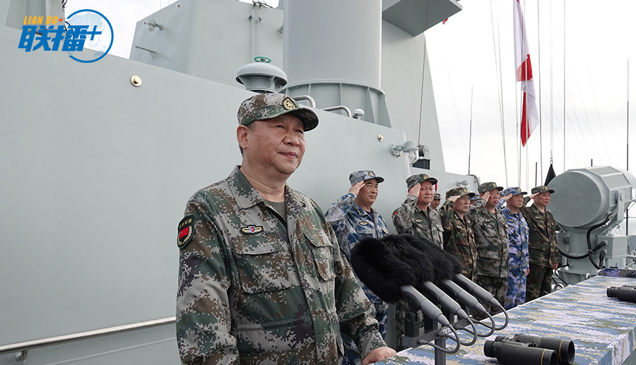 4月12日上午，中央軍委在南海海域隆重舉行海上閱兵，展示人民海軍嶄新面貌，激發強國強軍堅定信念。中共中央總書記、國家主席、中央軍委主席習近平檢閱部隊并發表重要講話。這是習近平檢閱海上編隊。新華社記者 李剛 攝