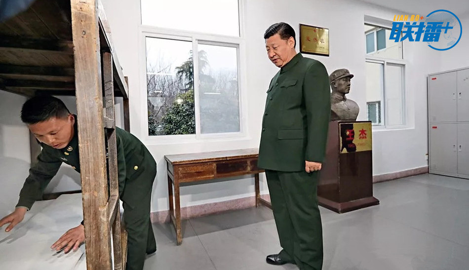 12月13日，中共中央總書記、國家主席、中央軍委主席習近平到陸軍第71集團軍視察。這是“王杰班”現任班長王大毛向習近平演示每天為老班長王杰整理床鋪的情景。