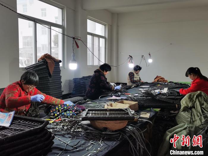 圖為范縣張莊鎮鳳凰社區里正在做手工藤編的村民?！Ⅸi 攝