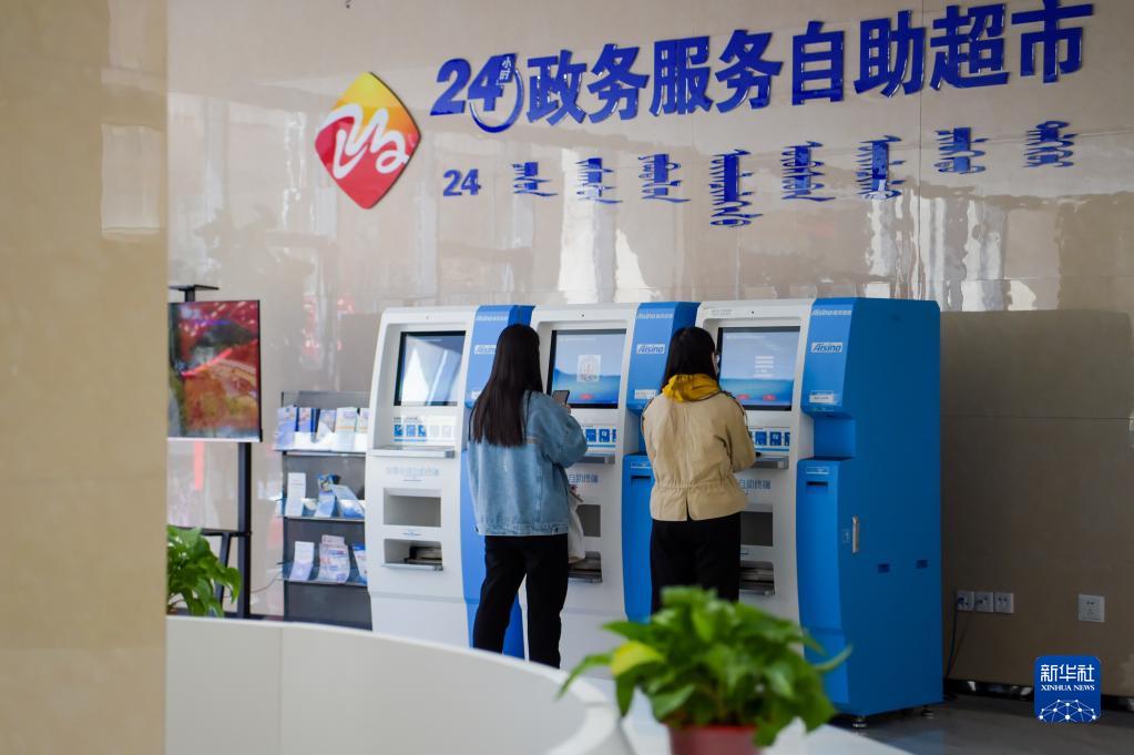 在內蒙古自治區呼和浩特市玉泉區政務服務中心的“24小時政務服務自助超市”，市民在自助辦理發票業務（2022年4月2日攝）。