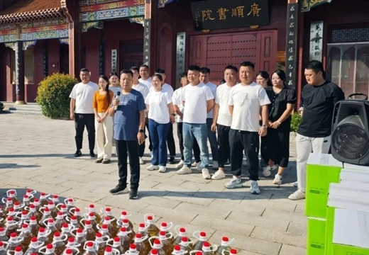 范?縣濮城鎮開展了中秋節為環衛工人獻溫暖活動